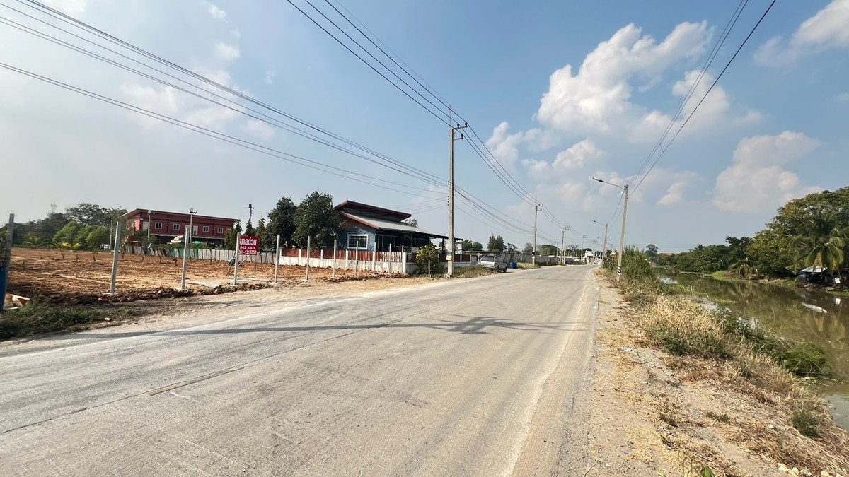 Empty land for sale, 1-1-42 rai, next to Khlong Sam Road, Khlong Luang District, Pathum Thani Province. Empty land for sale, 1-1-42 rai, next to Khlong Sam Road, Khlong Luang District, Pathum Thani Province.