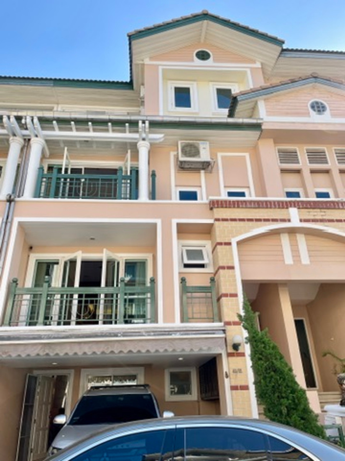 For rent Crystal Ville Ekamai-Ramindra Expressway. Pradit Manutham 15, near Chalong Rat Expressway, only 350 meters from Central Eastville.