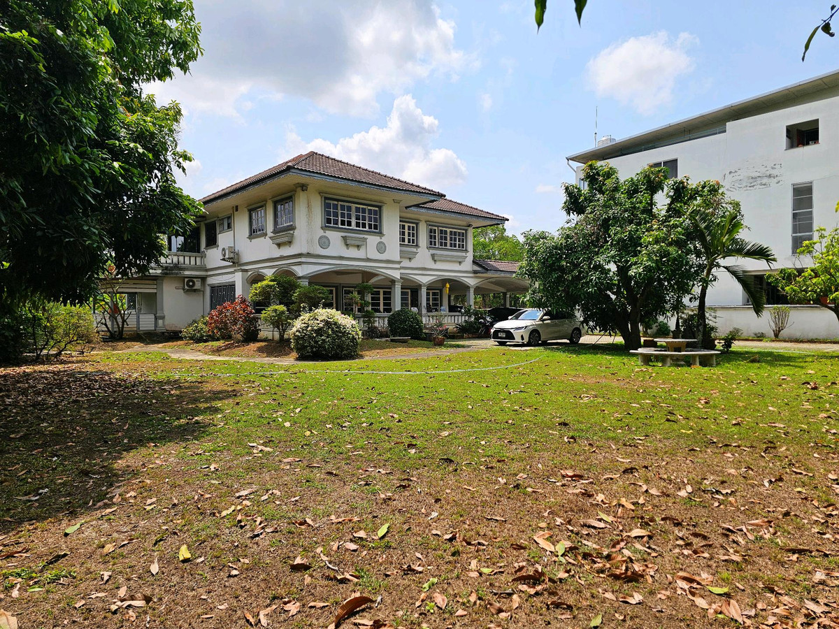 บ้านหลังใหญ่ เนื้อที่เกือบไร่ ใจกลางเมือง กลางย่านธุรกิจท่องเที่ยว หน้าโรงพยาบาลสวนดอก ใกล้วัดเจ็ดยอด ใกล้นิมมานเหมินทร์ ใกล้มหาวิทยาลัยเชียงใหม่ 🔆เฉพาะที่ดินก็คุ้มแล้ว ขายถูกกว่าราคาที่ดินเปล่า – รูปที่ 4
