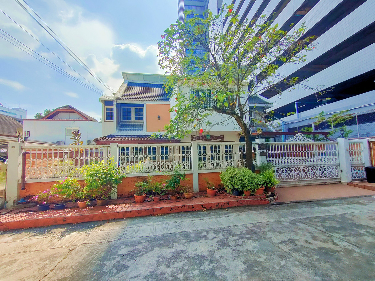 Urgent sale!! Good price!! 3-storey detached house (including rooftop), corner house, area 57.5 sq m., Thaweemit Village, Soi 4, prime location in the heart of the city, behind Central Rama 9, near MCOT building and MRT Rama 9. Urgent sale!! Good price!! 3-storey detached house (including rooftop), corner house, area 57.5 sq m., Thaweemit Village, Soi 4, prime location in the heart of the city, behind Central Rama 9, near MCOT building and MRT Rama 9.
