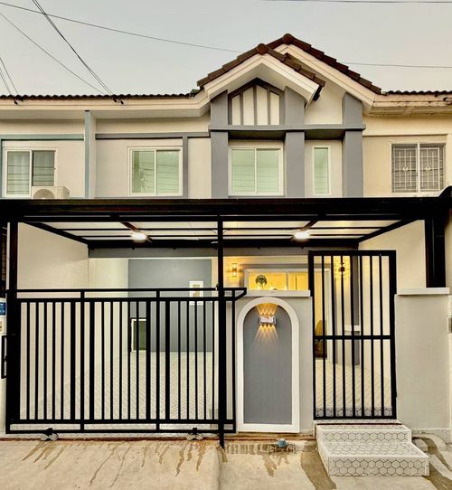 Urgent sale! 2-story townhouse, completely renovated. Pruksa Village 69, potential location in Soi Kaew In-Bang Yai. The front of the house is 6 meters wide, airy and has the function of 3 bedrooms, 2 bathrooms, with a chic bar counter. Plus free furnitur