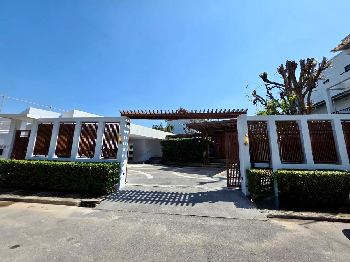 Panya Village Pattanakarn 30: 195.7sqwah 600+sqm. 6bed 4bath Sell: 75,000,000 Rent: 250,000/mth. Am: 0656199198 Panya Village Pattanakarn 30: 195.7sqwah 600+sqm. 6bed 4bath Sell: 75,000,000 Rent: 250,000/mth. Am: 0656199198