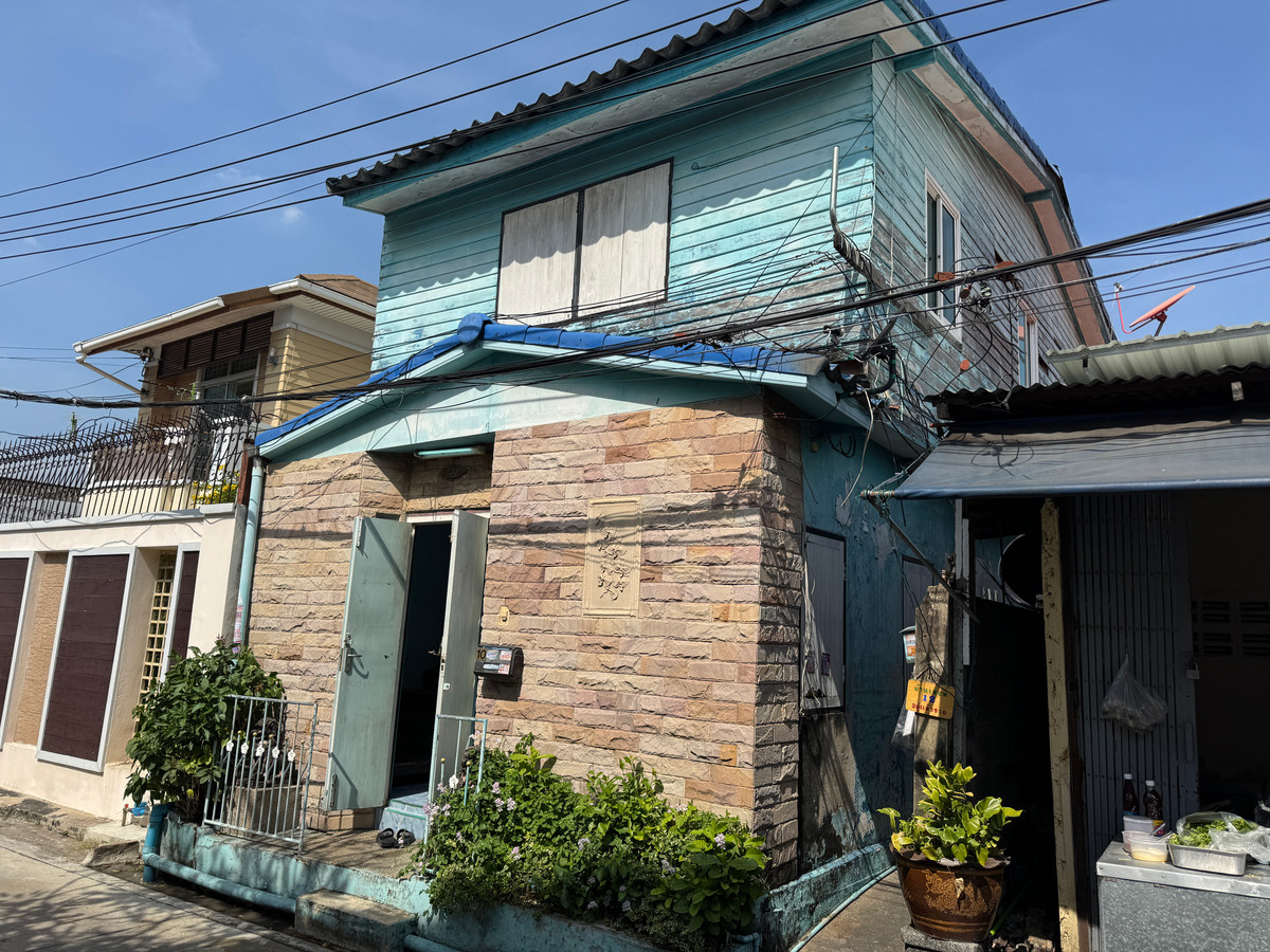 2-story house for sale (half building, half wood), Soi Phetkasem 68, Intersection 7, near Lak Song and Bang Khae BTS.
