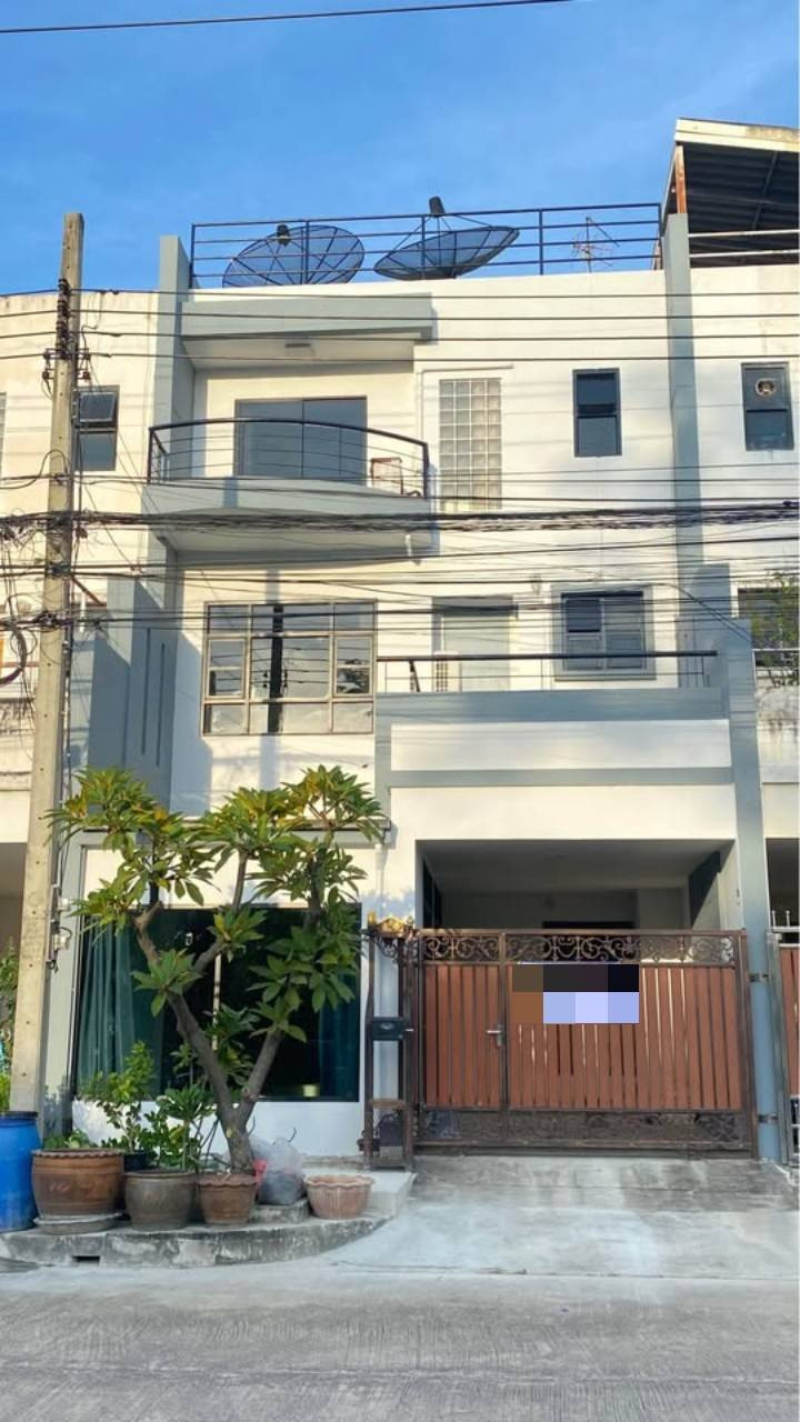 Townhome for rent, corner room, 3 floors, Lasalle Road 77, beautifully decorated, partially air conditioned. There are 4 bedrooms, 5 bathrooms. Monthly rental price 32,000 baht Townhome for rent, corner room, 3 floors, Lasalle Road 77, beautifully decorated, partially air conditioned. There are 4 bedrooms, 5 bathrooms. Monthly rental price 32,000 baht