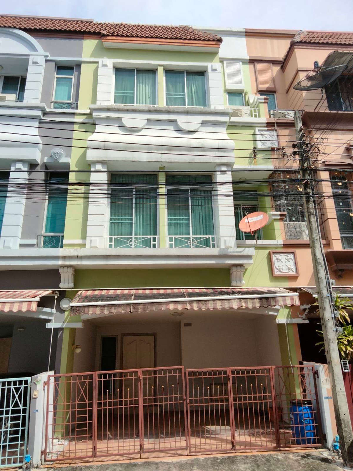 Townhome for long term rent Baan Klang Muang British Srinakarin, near MRT Sri Lasan, 24,000/b, 3 bedrooms, 4 bathrooms, 180 sq m, very good condition. Townhome for long term rent Baan Klang Muang British Srinakarin, near MRT Sri Lasan, 24,000/b, 3 bedrooms, 4 bathrooms, 180 sq m, very good condition.