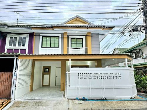 Urgent sale! 2-story townhouse, beautiful corner plot. Pruksa Village 10, good location, Bang Kruai-Sai Noi Road. Spacious area of ​​24 sq m., full functions, 4 bedrooms, 2 bathrooms, newly decorated and renovated throughout. With complete set of furnitur