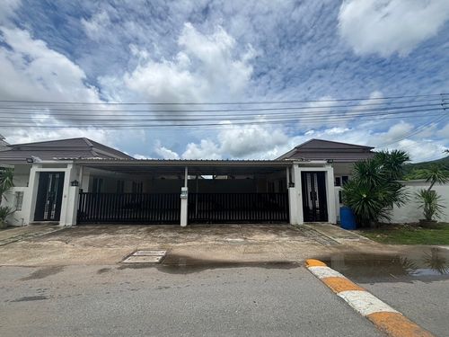 Two single-house connecting to each other with swimming pool for sale with tenant. 