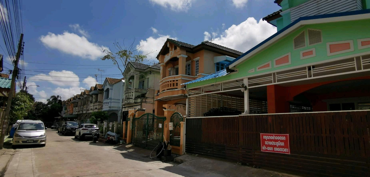 Twin house 36 sq m., Nanthana Garden Village, Bang Pla 22, near Chularat 3 Hospital, the front of the house faces south.