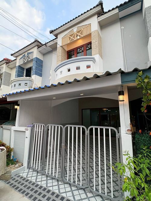 ขายด่วน! ทาวน์เฮ้าส์ 2 ชั้น รีโนเวทใหม่ทั้งหลัง หมู่บ้านปิยวรารมย์ เฟส 1 ทำเลศักยภาพติดถนนบางกรวย-ไทรน้อย เนื้อที่ 16 ตร.ว. ฟังก์ชัน 3 นอน 2 น้ำ บ้านสวยสภาพพร้อมเข้าอยู่ ไม่มีค่าส่วนกลางให้กวนใจ ใกล้ตลาดนัดอิคคิวและแหล่งช้อปปิ้งชั้นนำ เพียง 1.49 ล้าน ฟรีโ
