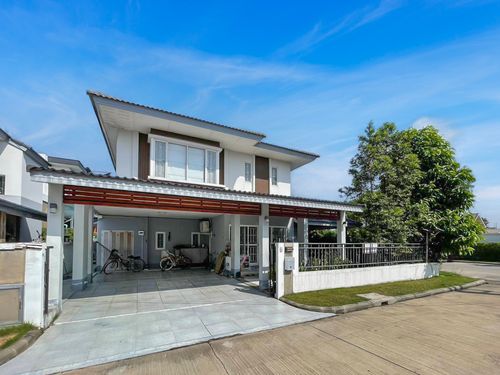 Second-hand house in Nonthaburi, Trendy Thara Bang Yai project, corner house, area 72.1 sq m., usable area 180 sq m., functions: 3 bedrooms, 3 bathrooms, parking for 2 cars, meeting all the needs of residents. Connect many routes Near the Purple Line &quo
