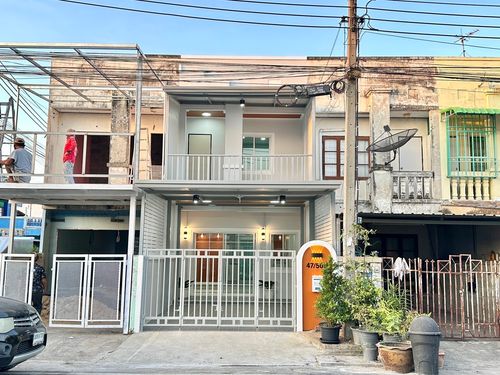 ขายด่วน! ทาวน์เฮ้าส์ 2 ชั้น รีโนเวทใหม่ทั้งหลัง หมู่บ้านร่มเงาไม้ ทำเลดีตั้งอยู่บนถนนเมนกว้าง 10-12 เมตร สามารถเปิดกิจการค้าขายได้ พื้นที่ใช้สอยคุ้มค่าทุกตารางเมตร พร้อมระเบียงหน้าบ้านขนาดใหญ่กว่า 16 ตร.ม. เปลี่ยนระบบไฟฟ้าใหม่ทั้งหลัง สวยครบพร้อมเข้าอยู่ 