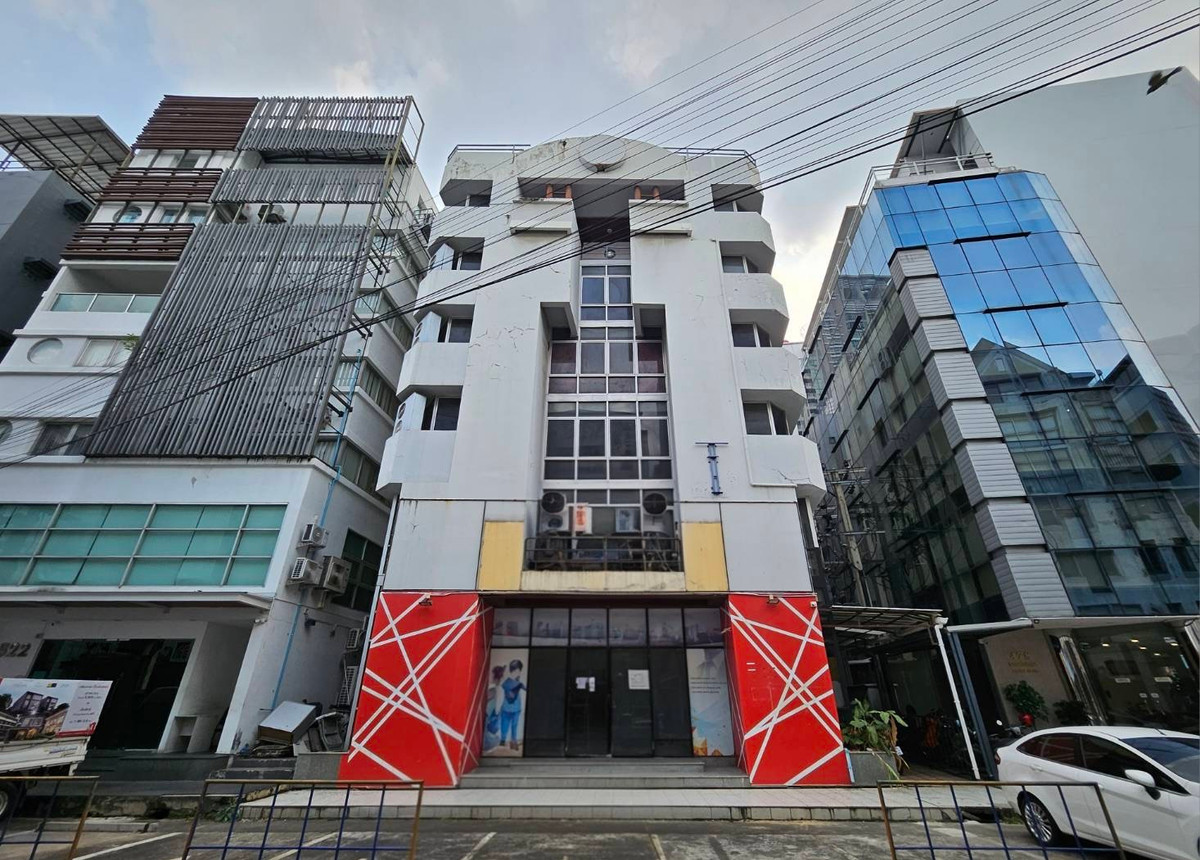 Commercial building for sale on Ratchadaphisek Road, Samsen Nok, Huai Khwang, Bangkok. Prime business location near MRT Ratchadaphisek. Suitable for office use or commercial purposes. Commercial building for sale on Ratchadaphisek Road, Samsen Nok, Huai Khwang, Bangkok. Prime business location near MRT Ratchadaphisek. Suitable for office use or commercial purposes.