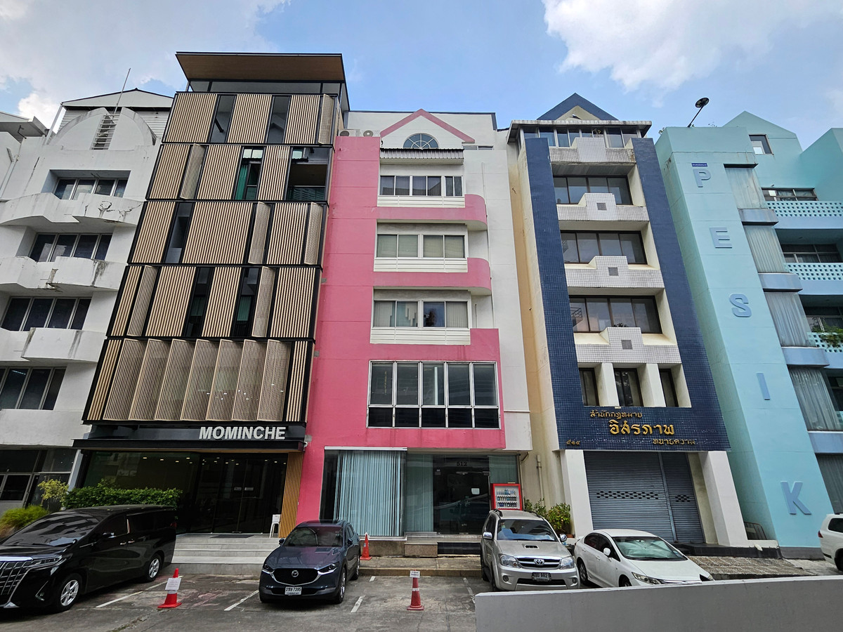 Office space for rent, size 100 square meters, Ratchadaphisek Road, Samsen Nok, Huai Khwang, 1st, 2nd, 5th and 6th floors available, near MRT Ratchadaphisek, suitable for an office, rent 40,000 baht per floor/month.