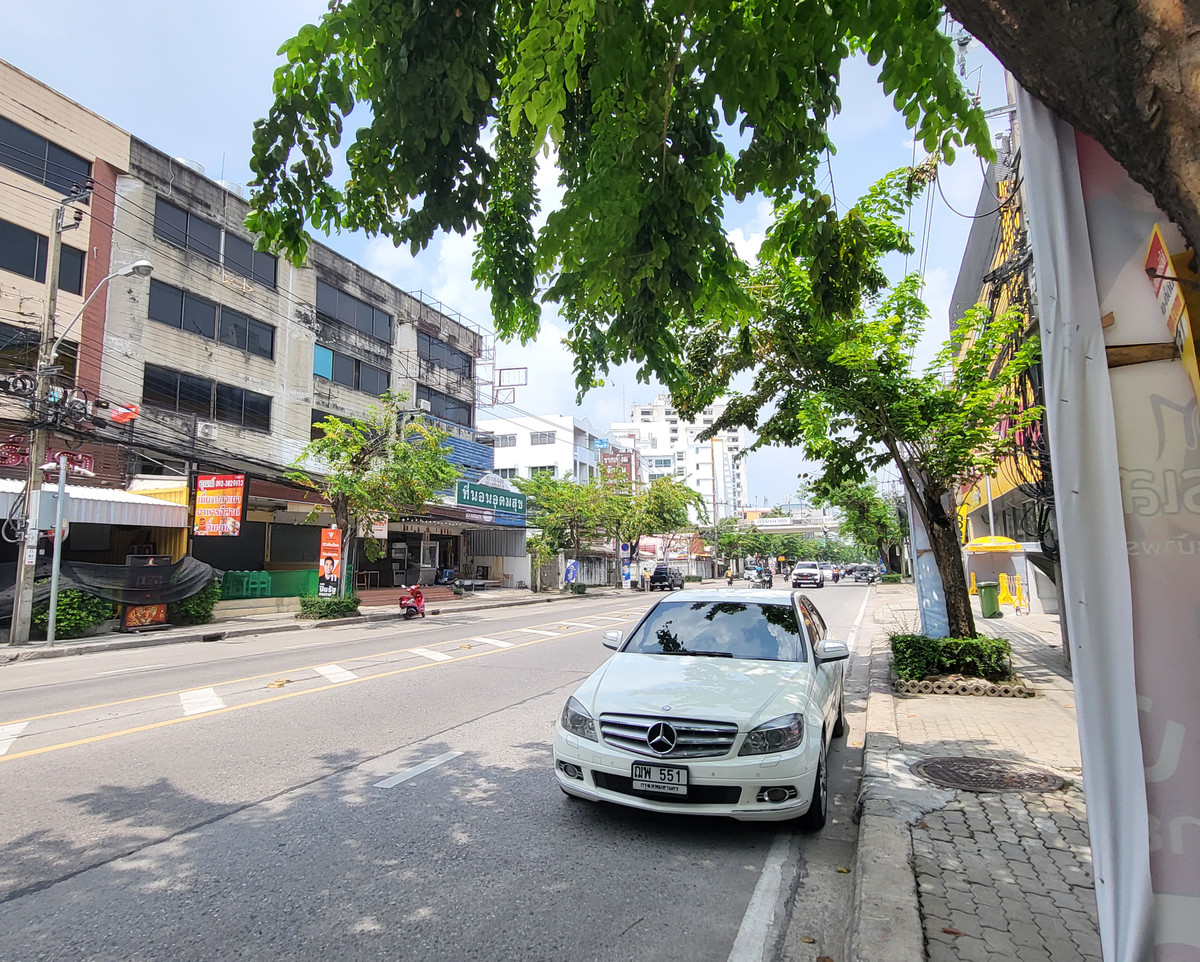ขายอาคารสำนักงานขนาดใหญ่ ถนนสุขุมวิท 103 (ซอยอุดมสุข 28–30) พื้นที่ใช้สอยรวม 1,800 ตารางเมตร บนที่ดินขนาด 300 ตารางวา | เหมาะสำหรับสำนักงาน บริษัทขนาดกลาง–ใหญ่  – รูปที่ 3