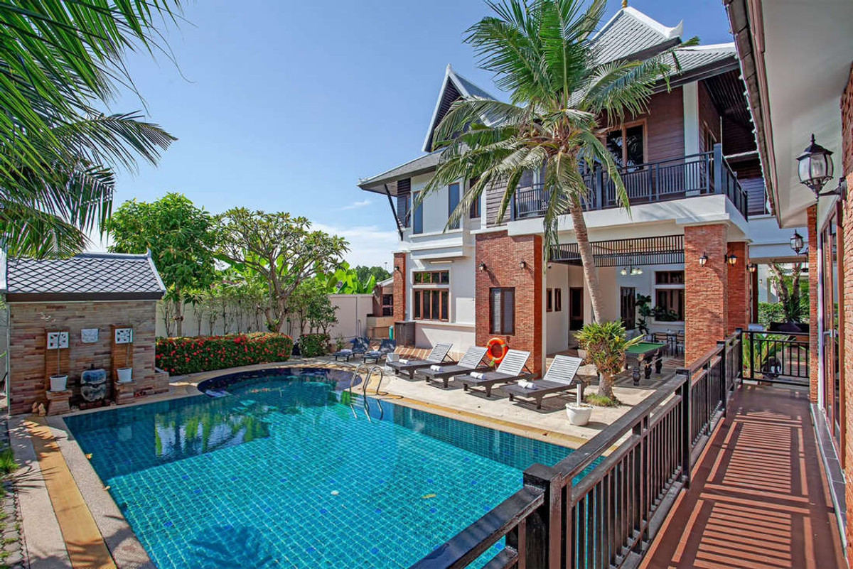 Contact : 099-424-1454 Beverly Thai House Pool Villa Pattaya, Sukhumvit road, Bang Lamung, Chon Buri, 166 sq.wa 5 Beds 5 Baths Fully furnished, Ready to move in