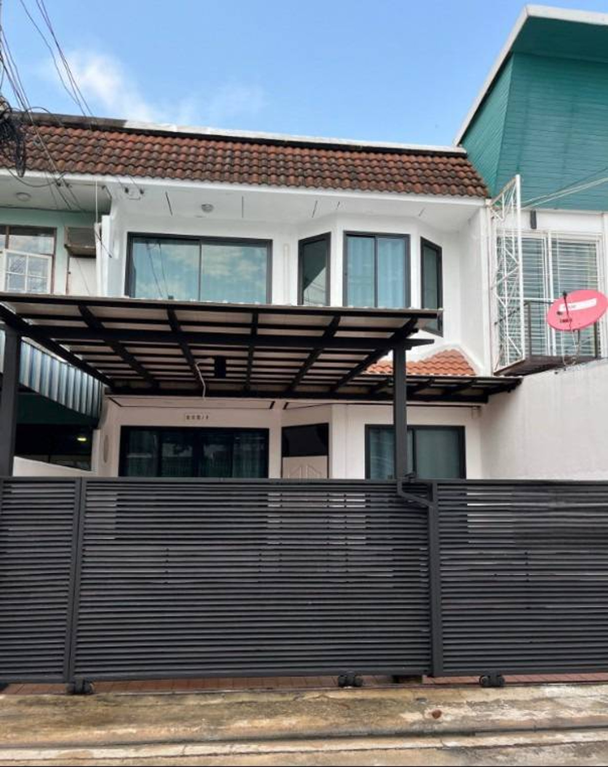 Townhouse for rent Yu Charoen Village, near MRT Sutthisan, only 4 minutes.