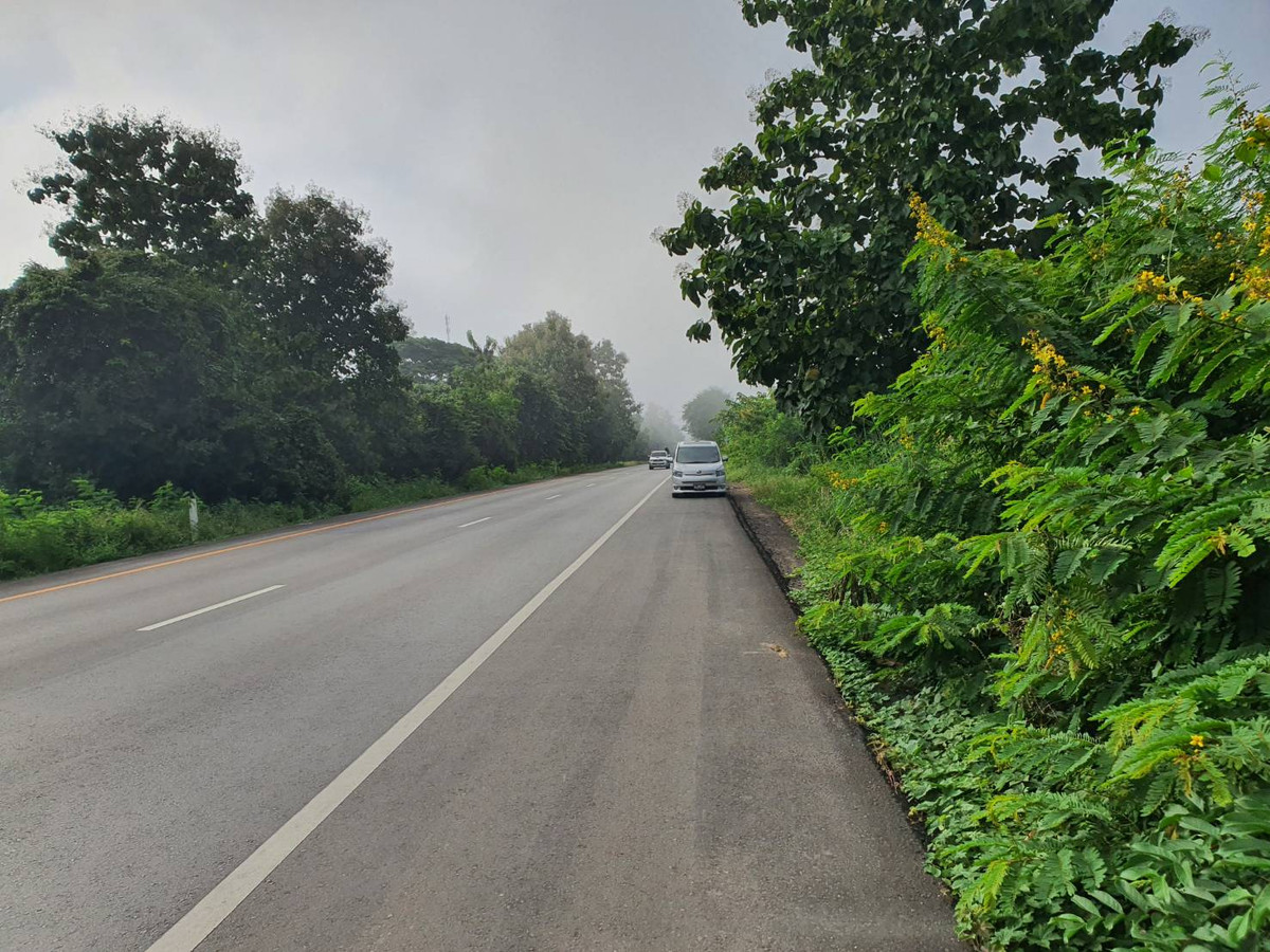 Land for sale in Lampang, title deed 5 rai, next to Phahonyothin Road, number 1 km. 794. Beautiful land, next to a creek, with water available all year round. Land for sale in Lampang, title deed 5 rai, next to Phahonyothin Road, number 1 km. 794. Beautiful land, next to a creek, with water available all year round.