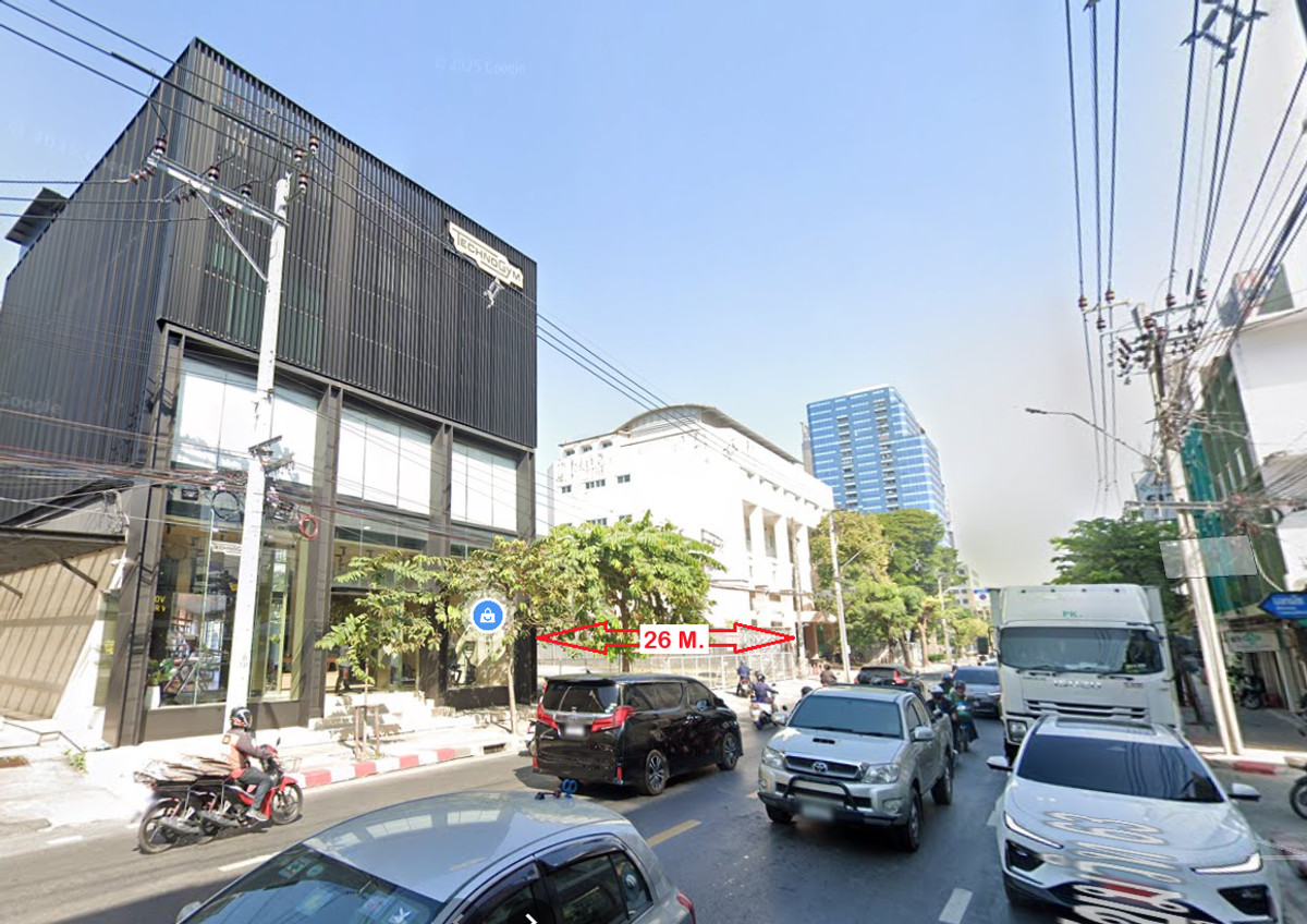ที่ดินแปลงสวย ติดถนนเอกมัย