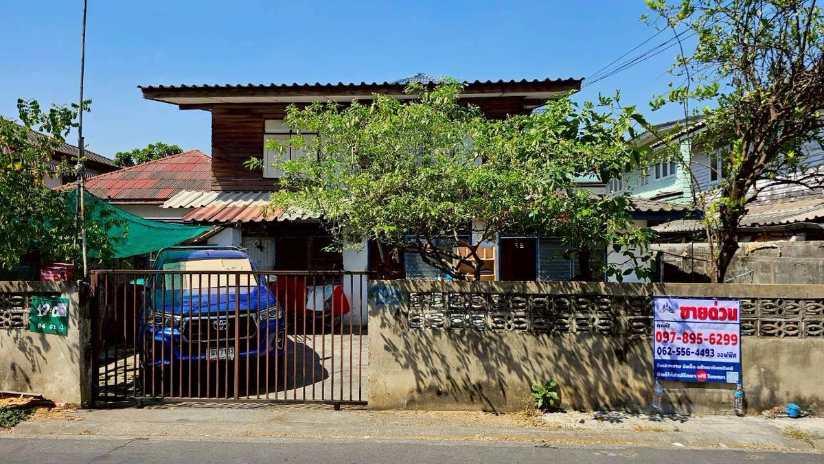 Land for sale with a half-cement, half-timbered house. Don Mueang prime location Soi Chang Akat Uthit 10, area 54.3 sq m. Land for sale with a half-cement, half-timbered house. Don Mueang prime location Soi Chang Akat Uthit 10, area 54.3 sq m.