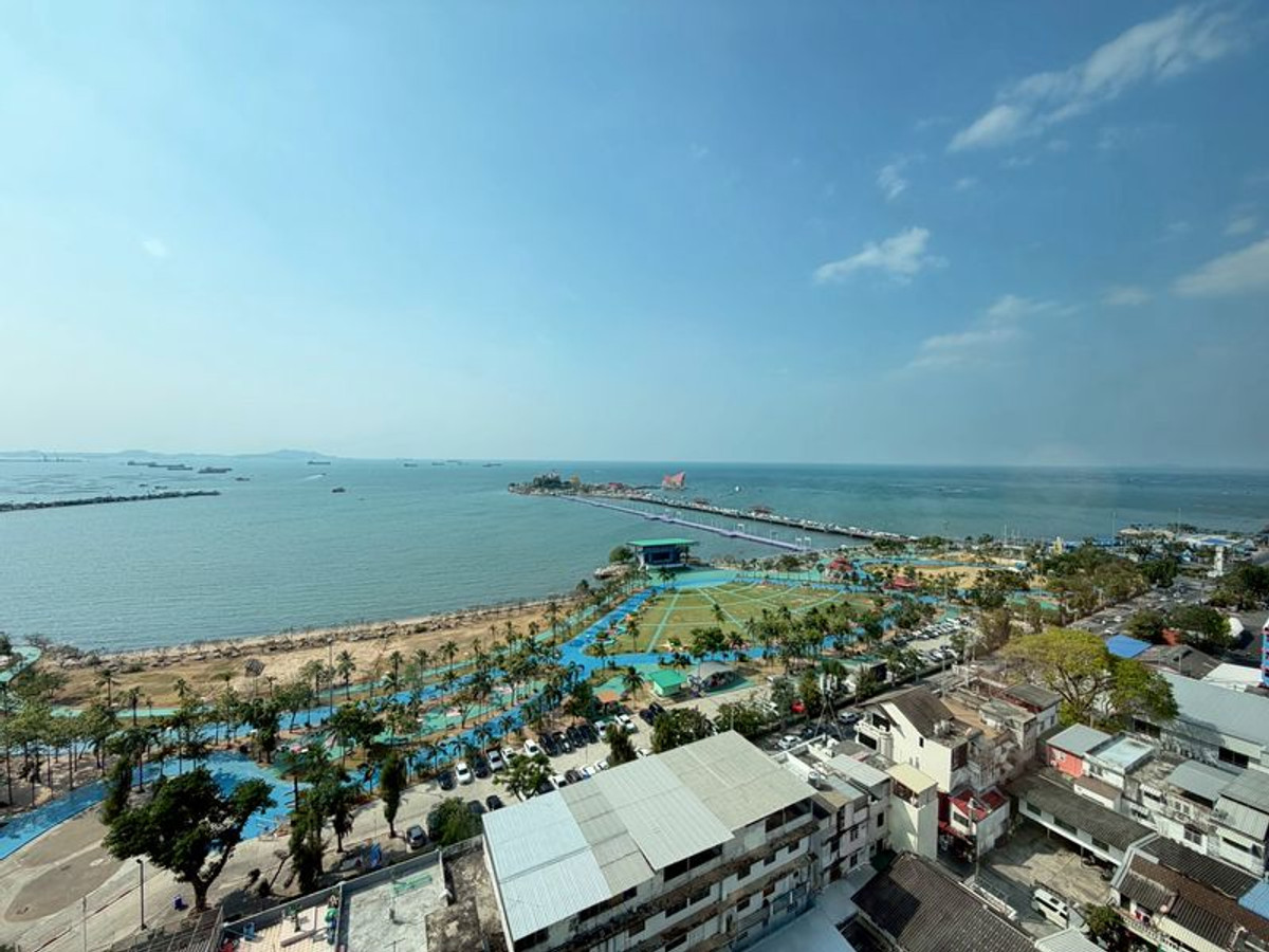 Ladda Plus Condo, Sriracha for rent. 15th floor, sea view. Near Koh Loi, Central, and Robinson.