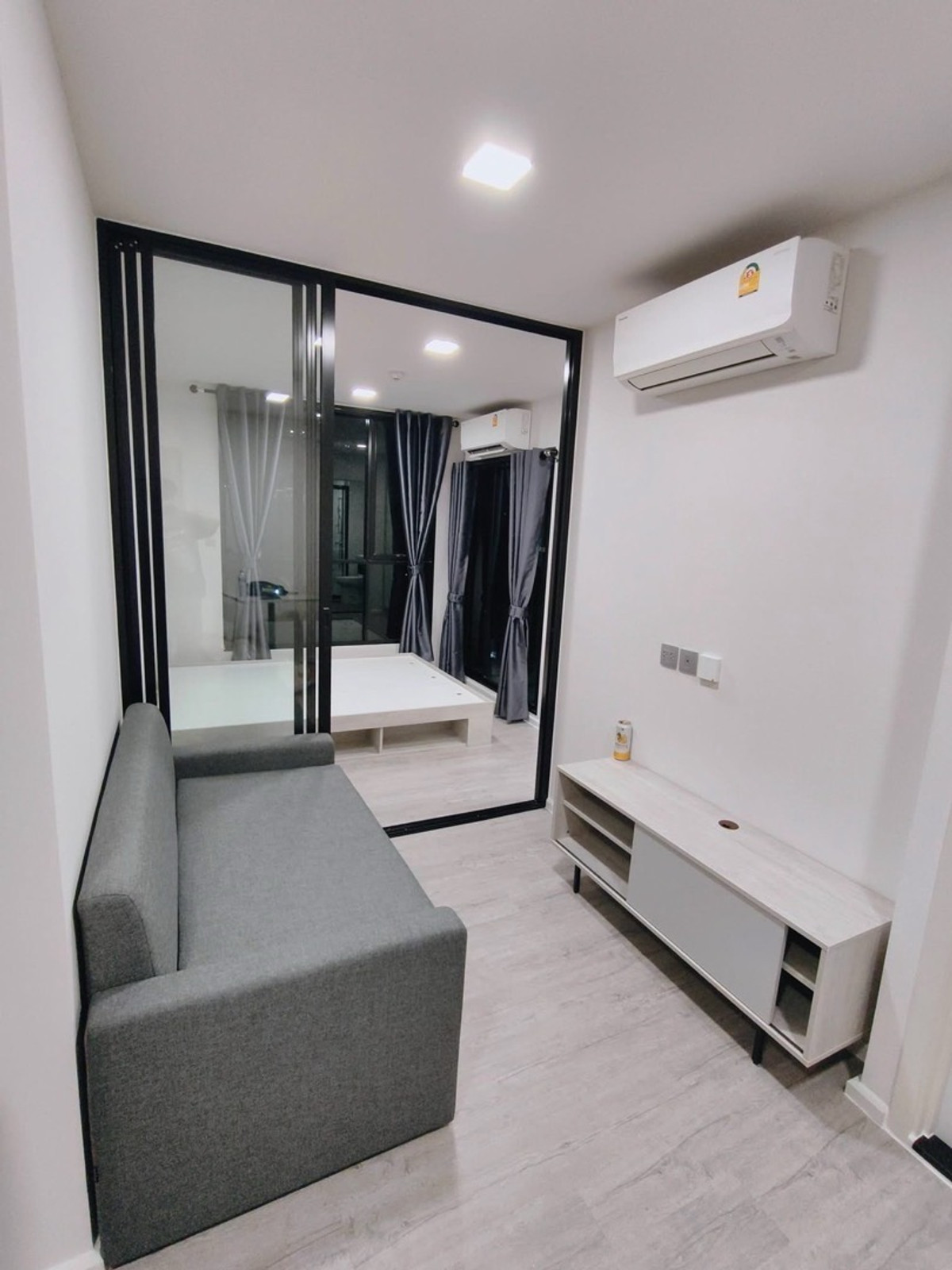 New room, never passed by a tenant, Condo for rent Atmoz Tropicana Bangna (Atmoz Tropicana Bangna) Room size: 26 sq m Floor: 6 Building/Building: A Price: 10,000 baht Nearby places: Yellow Line MRT.