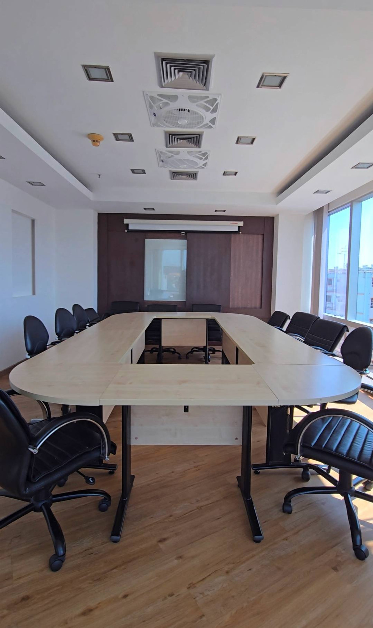 Office for rent, Forum Building Tower (Forum Tower), office space 127 sq m., 9th floor, only one room on the entire floor, private and can walk to the parking lot. There is a common bathroom + bathroom + built-in kitchen within the office area. Office for rent, Forum Building Tower (Forum Tower), office space 127 sq m., 9th floor, only one room on the entire floor, private and can walk to the parking lot. There is a common bathroom + bathroom + built-in kitchen within the office area.