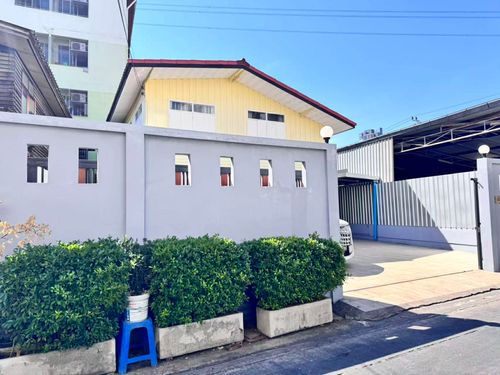 2-story detached house for rent near MRT Huai Khwang, 20 June Road, air conditioned, fully furnished, 3 bedrooms, 2 bathrooms, 1 kitchen, rental price 60,000 baht/month.