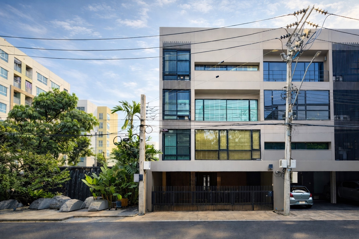 The largest house in the project 📍Noble Cube Pattanakarn, size 680 sq m, corner house with private swimming pool, only 30 million.