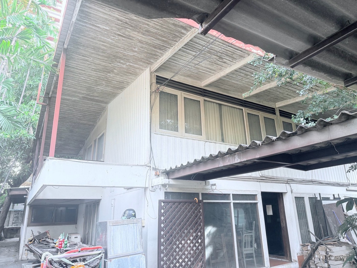 Standalone House for Rent Near Asok BTS for Business Renovation