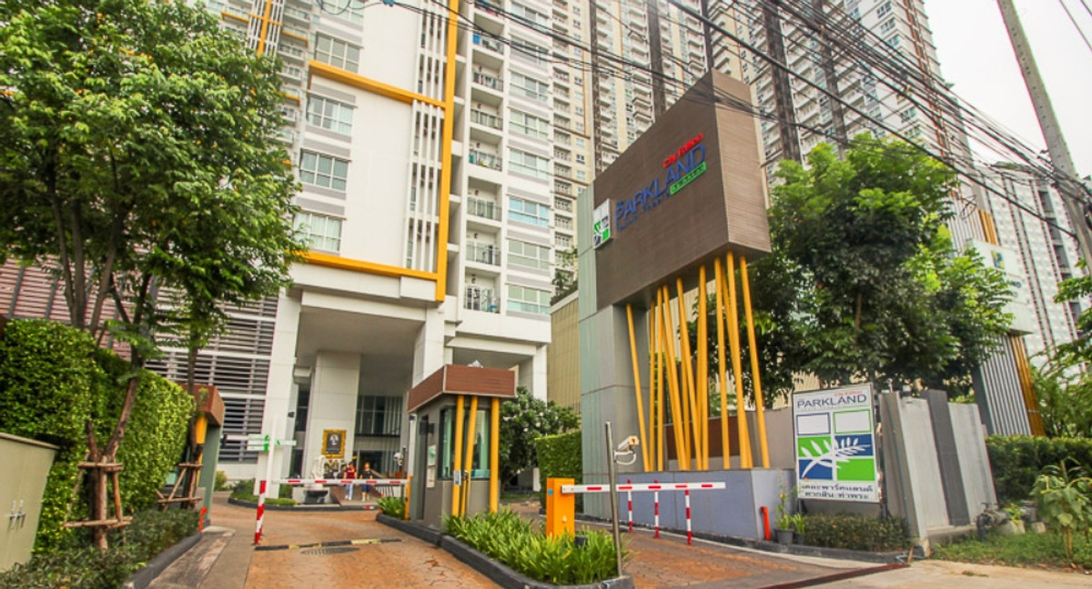 ✨ For Sale: The Parkland Grand Taksin Condo ✨ 💰 Only 2,590,000 THB
