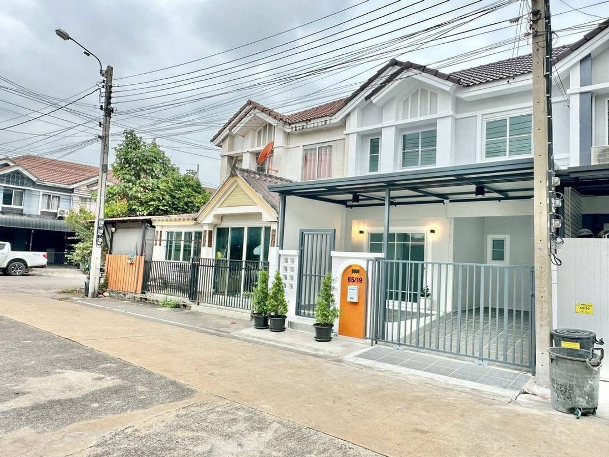 Urgent sale! 2-story townhouse, Pruksa Village 69, Bang Yai zone (Soi Kaew In), area 17.7 sq m., front of house width 6 meters, function 3 bedrooms, 2 bathrooms, newly decorated throughout in modern tones, front of house facing  – รูปที่ 2