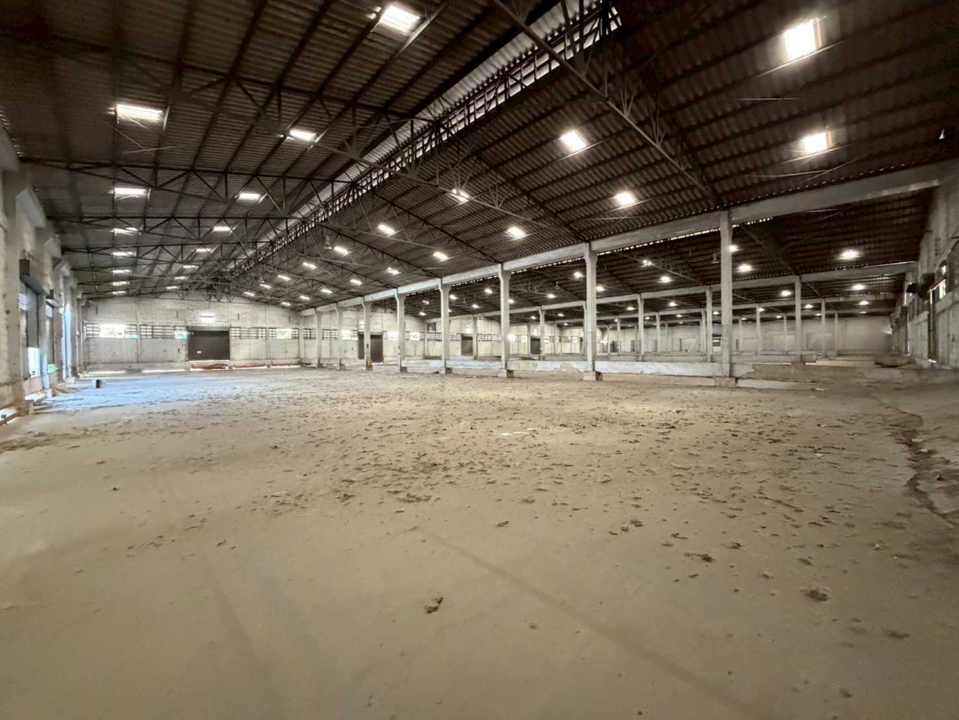 Factory for sale with land zoned purple (7,884 sq m, 13 rai 3 ngan 2 sq wah), located on Bangna-Trat Road.