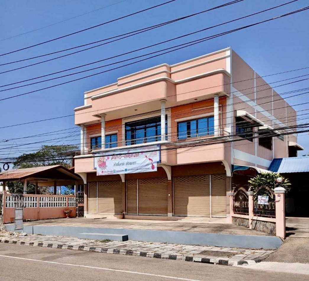 Single house for sale in Ban Tha Rae, Sakon Nakhon City. 380 sq m, 1 rai 89 sq wah. Located on the main Sakon Nakhon-Nakhon Phanom road.
