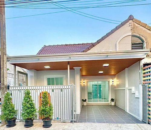 Urgent sale! One-story townhouse Tree Shade Village Located on the main road of the project. Potential location, able to open a shop, area 18 sq m, function 2 bedrooms, 1 bathroom, newly renovated, very beautiful. The entire electrical system was replaced