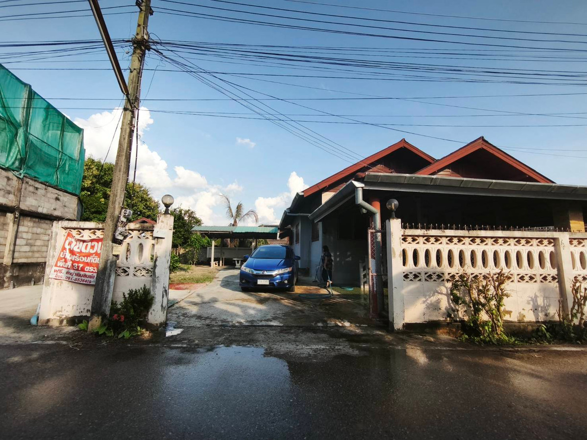 Single house, 2 bedrooms, 2 bathrooms, 1 kitchen, 1 parking space. Single house, 2 bedrooms, 2 bathrooms, 1 kitchen, 1 parking space.