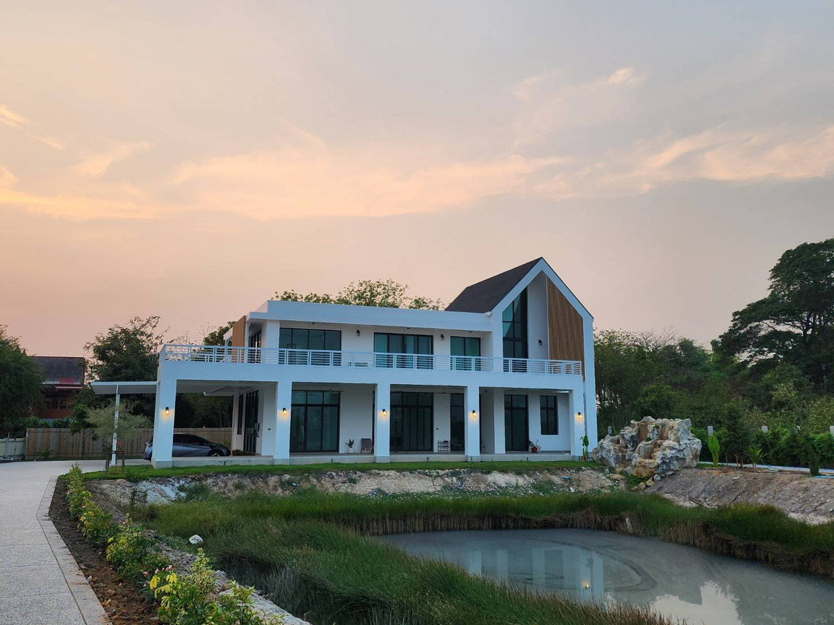 House for sale with land, area 2-0-00 rai, next to a 4-lane road (around Government Center No. 2, Suphanburi)