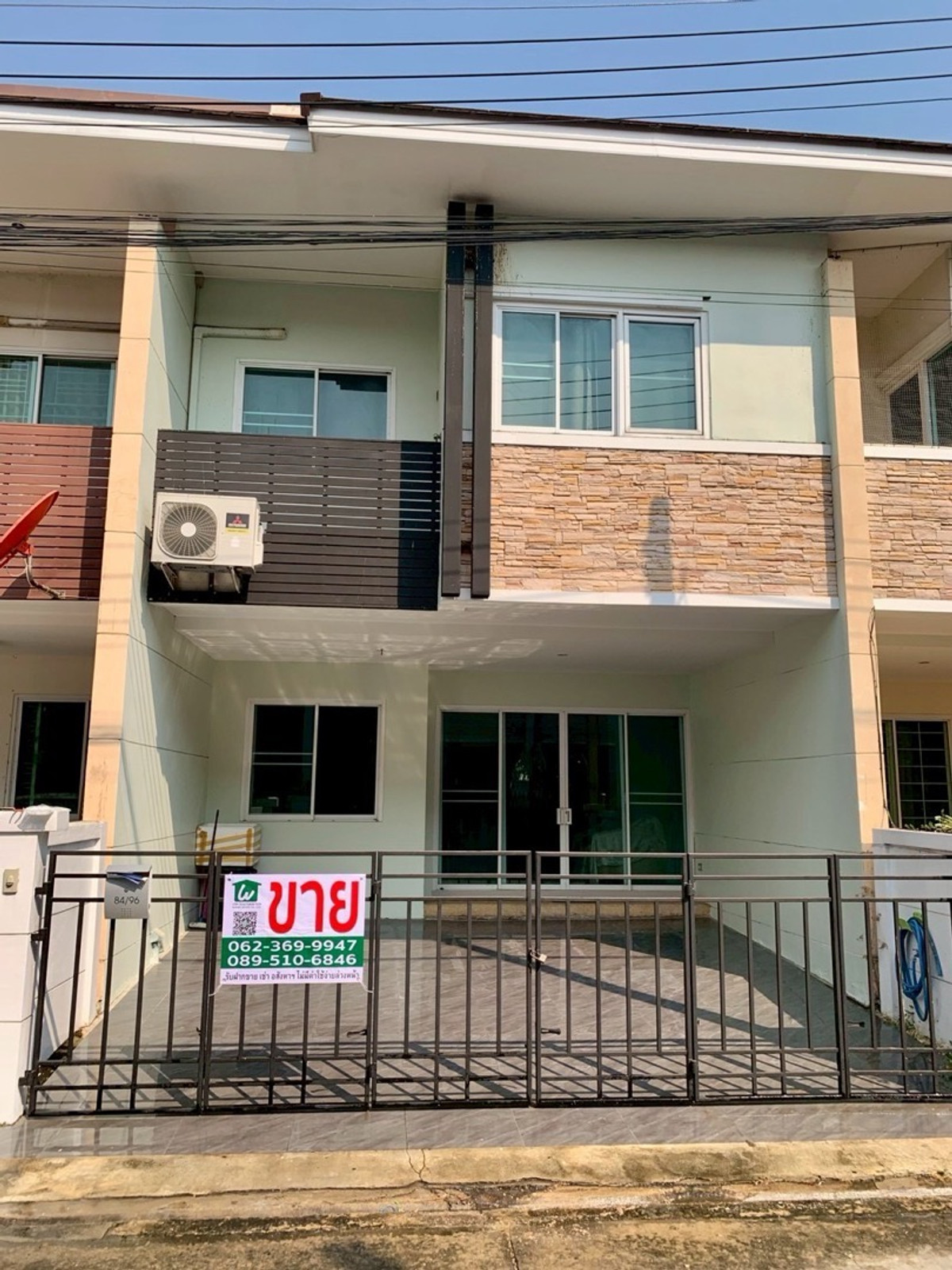 Cheap sale, large 2-story townhouse, The Living Rangsit-Tiwanon, 3 bedrooms, 3 bathrooms, 27.4 sq m. Cheap sale, large 2-story townhouse, The Living Rangsit-Tiwanon, 3 bedrooms, 3 bathrooms, 27.4 sq m.