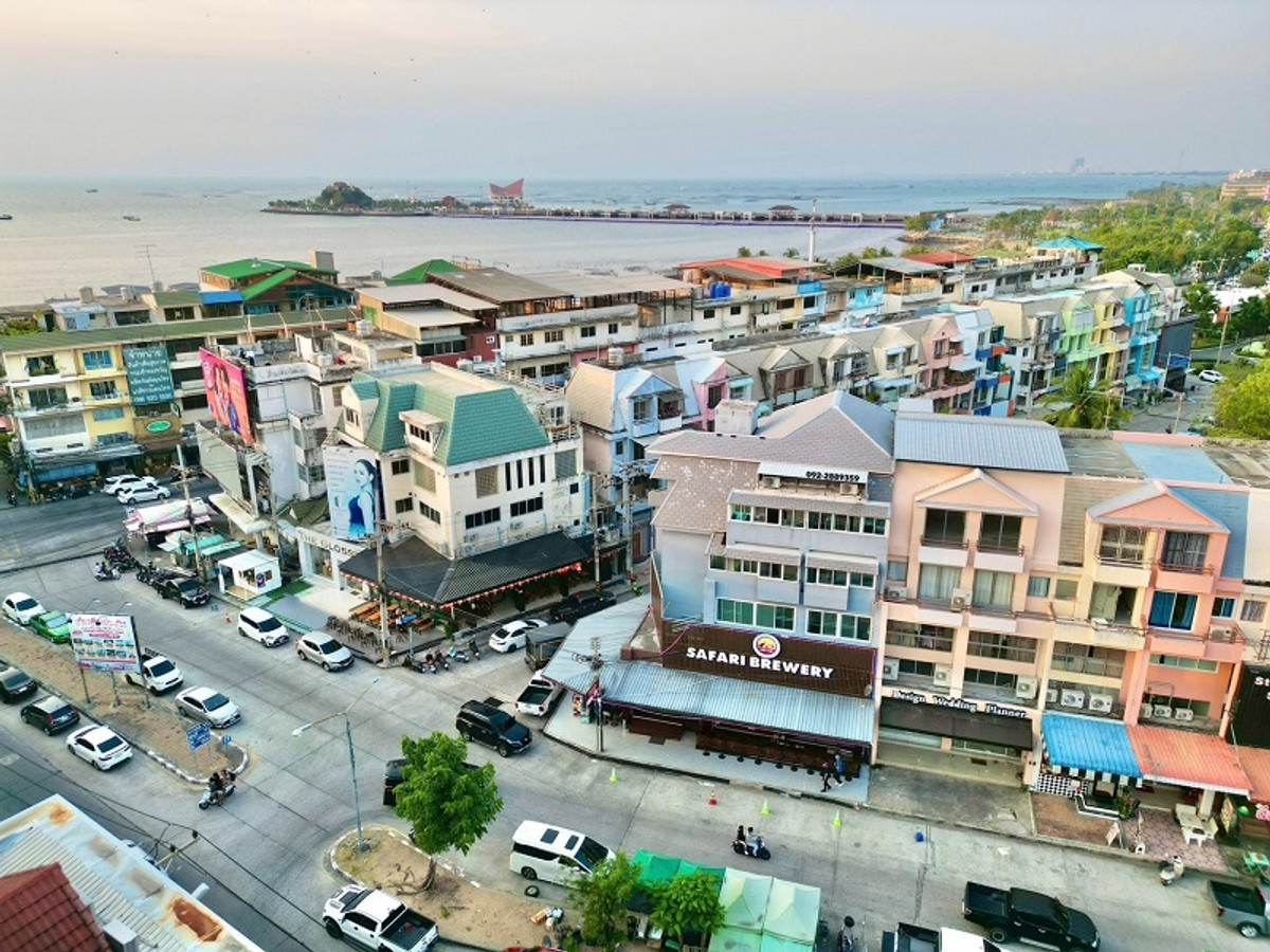 Urgent! Commercial building for sale in Sriracha, including a beer bar business and guest rooms. Urgent! Commercial building for sale in Sriracha, including a beer bar business and guest rooms.