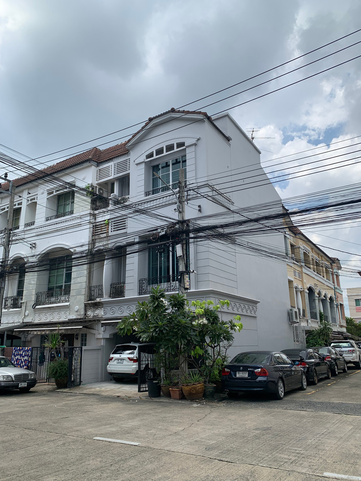 Townhome can walk to Central East Ville, Crystal Park.