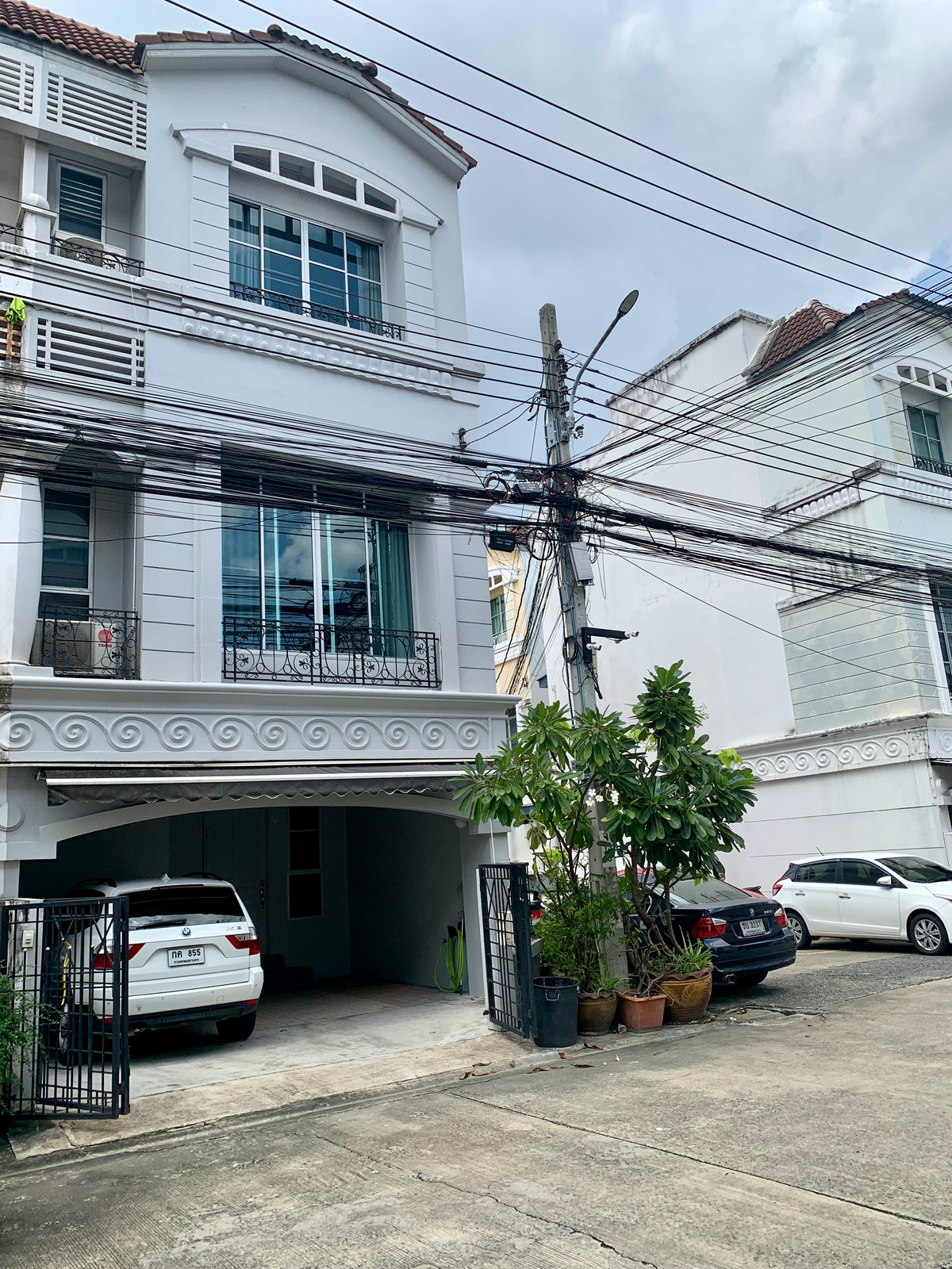 ขายบ้านกลางเมืองหลังมุมลมดีทุกชั้น 3 นอน 4 น้ำ ห้องน้ำในตัวทุกห้อง ใกล้ Central EastVille เพียง 3 นาที Macro 1 นาที