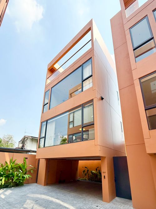 🚀 3-storey detached house in the heart of Ari - 168 sq m. 2 bedrooms, 2 bathrooms, 2 parking spaces. Appointment to view 092-545-6151 (Tim)
