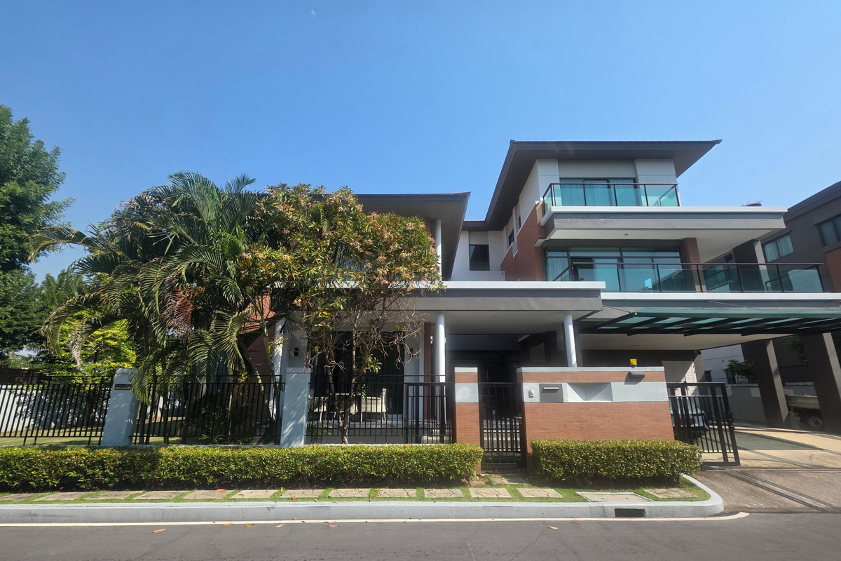 Best deal Luxury 3-storey house with 153sq.wah. land for sale at Grand Bangkok Boulevard Rama 9 Best deal Luxury 3-storey house with 153sq.wah. land for sale at Grand Bangkok Boulevard Rama 9