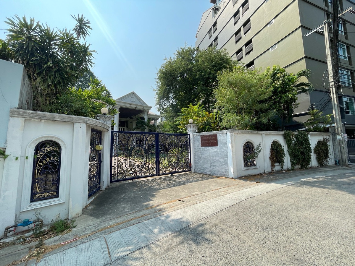 For sale: Ratchada 32 mansion, size 229 square meters, only 60 million, negotiable.