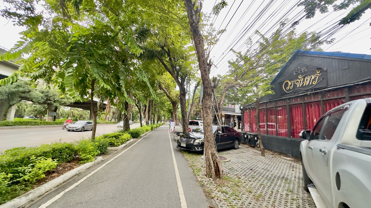Land for rent with buildings Along Pradit Manuntham Road, size 200 square meters, Khlong Chan Subdistrict, Bang Kapi District Land for rent with buildings Along Pradit Manuntham Road, size 200 square meters, Khlong Chan Subdistrict, Bang Kapi District