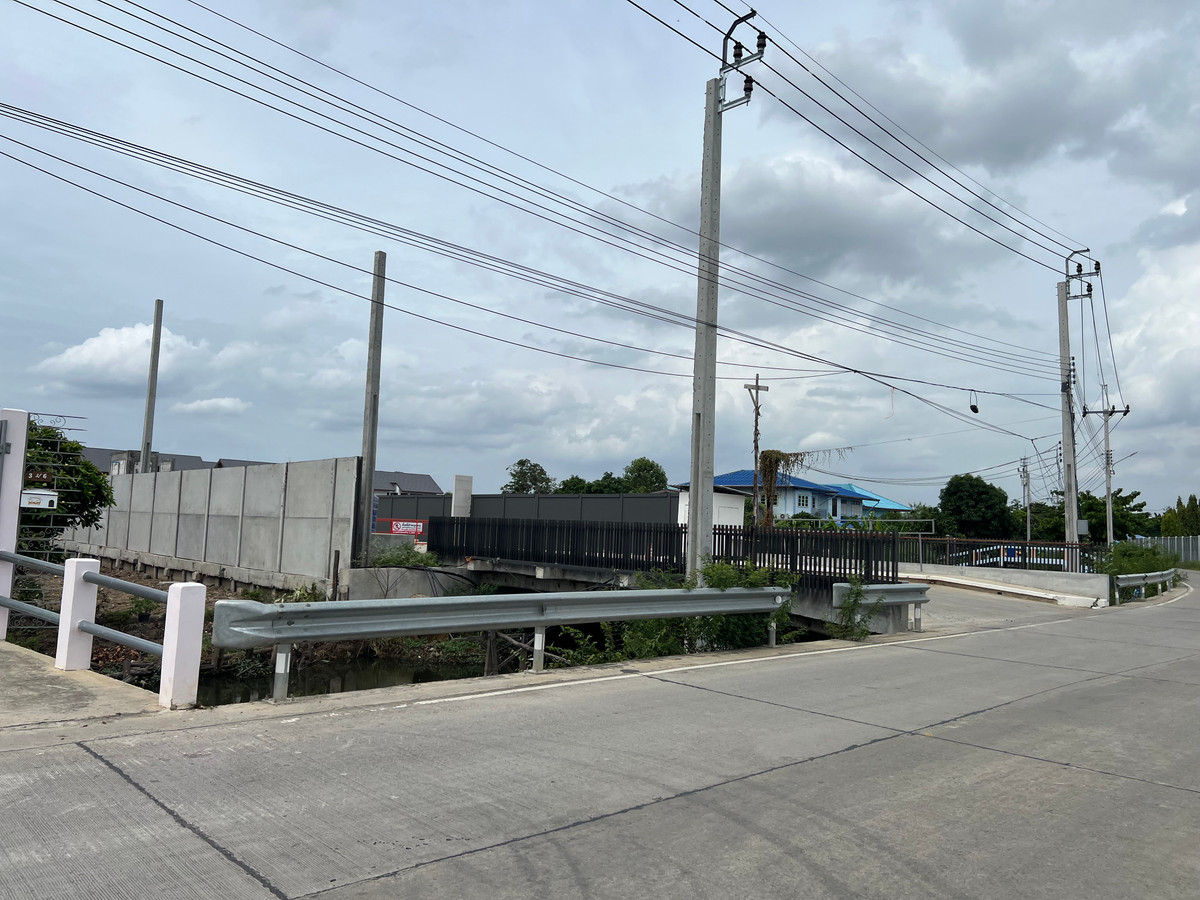 ขายที่ดินสวย เลยเซ็นทรัลเวสเกต อยู่ฝั่งเดียวกับที่จอดรถ MRT สถานีคลองบางไผ่  ( มีโครงการหมู่บ้านจัดสรร ติดกับที่ดิน) พื้นที่ 10 ไร่ ราคา 200 ลบ.  ติดต่อ คุณปุ้ย 08-9920-9893 – รูปที่ 2