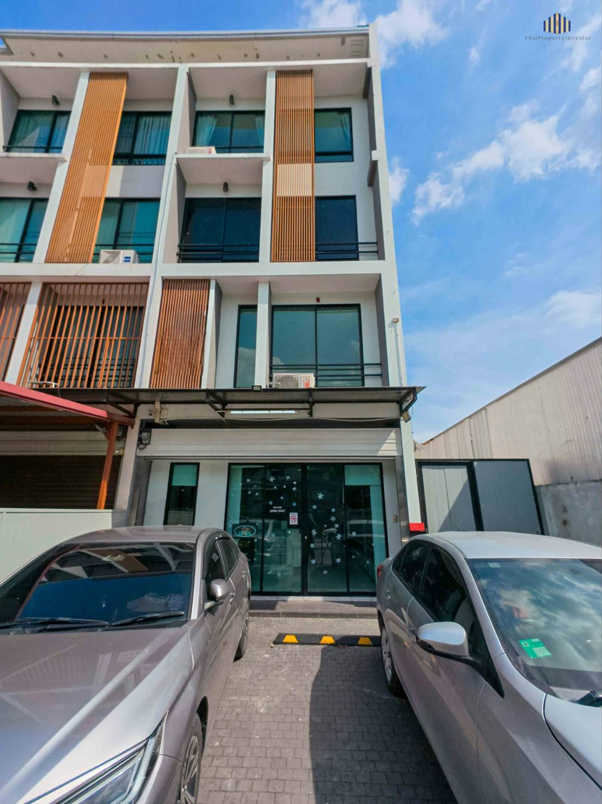Rare corner unit ! Best deal ever !! Commercial Building 4 floor 34.8 Sq.wah, in-building space 250 sq.m Rare corner unit ! Best deal ever !! Commercial Building 4 floor 34.8 Sq.wah, in-building space 250 sq.m