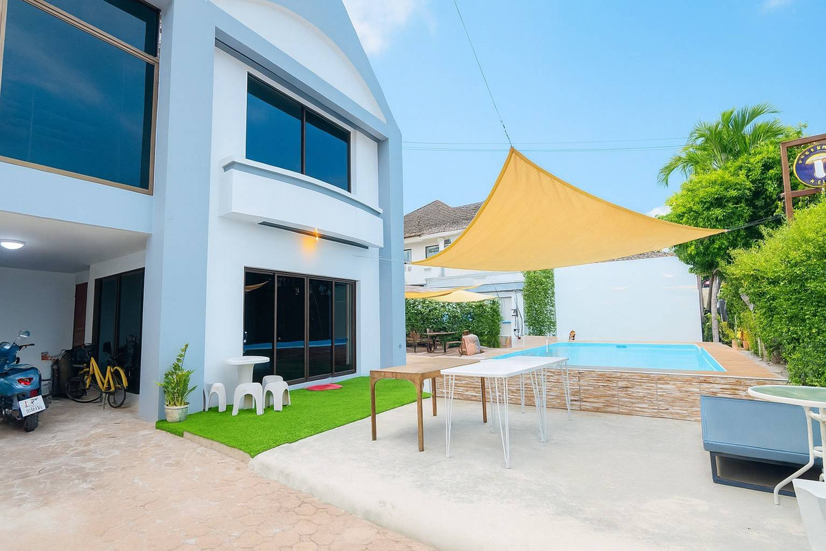 บ้านเดี่ยวหมู่บ้านสามมุขธานี บางแสน บ้านเดี่ยวเนื้อที่100ตรวคะ 3นอน3น้ำ 2ห้องโถ่ง มีบ้านหลังเล็กอยู่ในบริเวณบ้านคะ แอร์8ตัว สระว่ายน้ำ3×7ลึก1.3ระบบเกลือ ราคาขาย69XXXXX