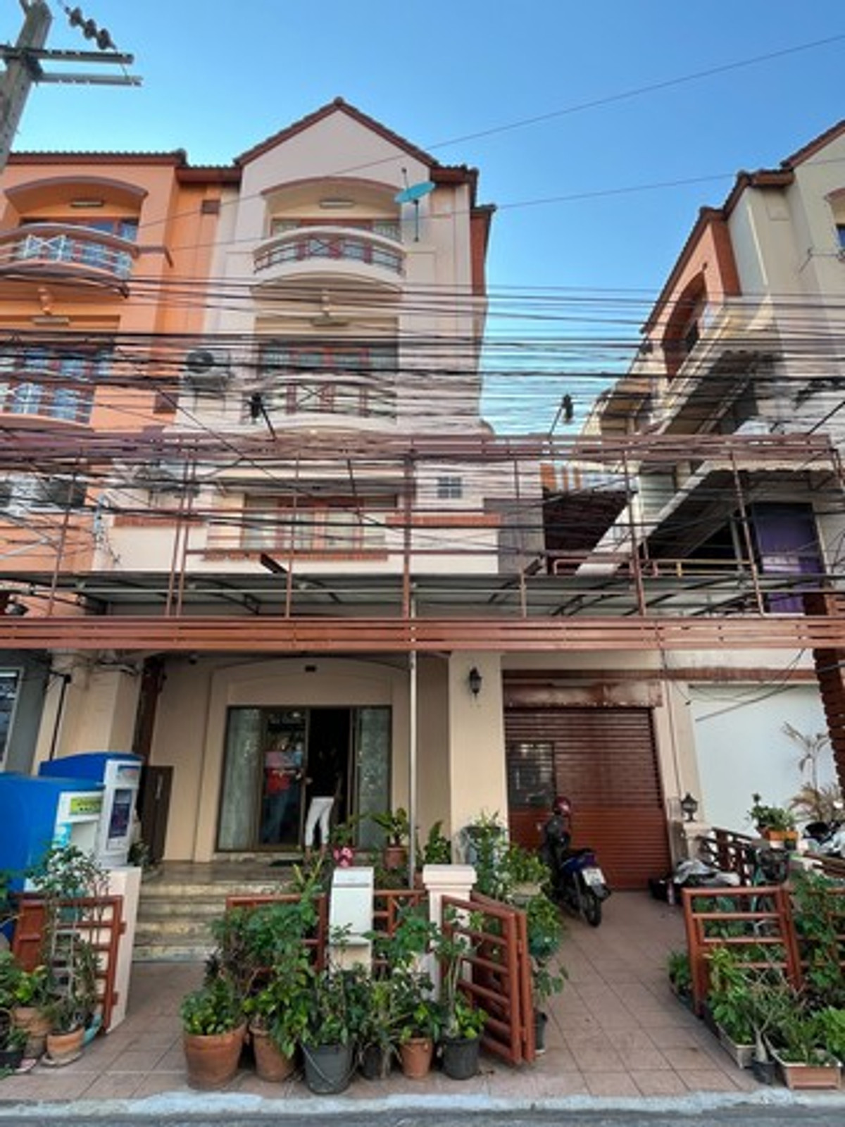 ขายถูก ทาวน์เฮ้าส์ 4 ชั้น บ้านสวนซื่อตรง ลาดพร้าว 87 ซอยประดิษฐมนูธรรม ซ. 10 ถนนเลียบทางด่วนรามอินทรา เขตวังทองหลาง 
