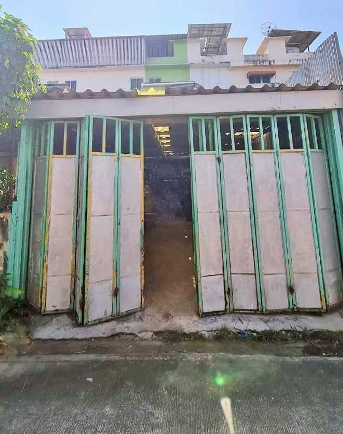 Commercial Building for Sale: 192 sqm Near Bang Bo Hospital Commercial Building for Sale: 192 sqm Near Bang Bo Hospital