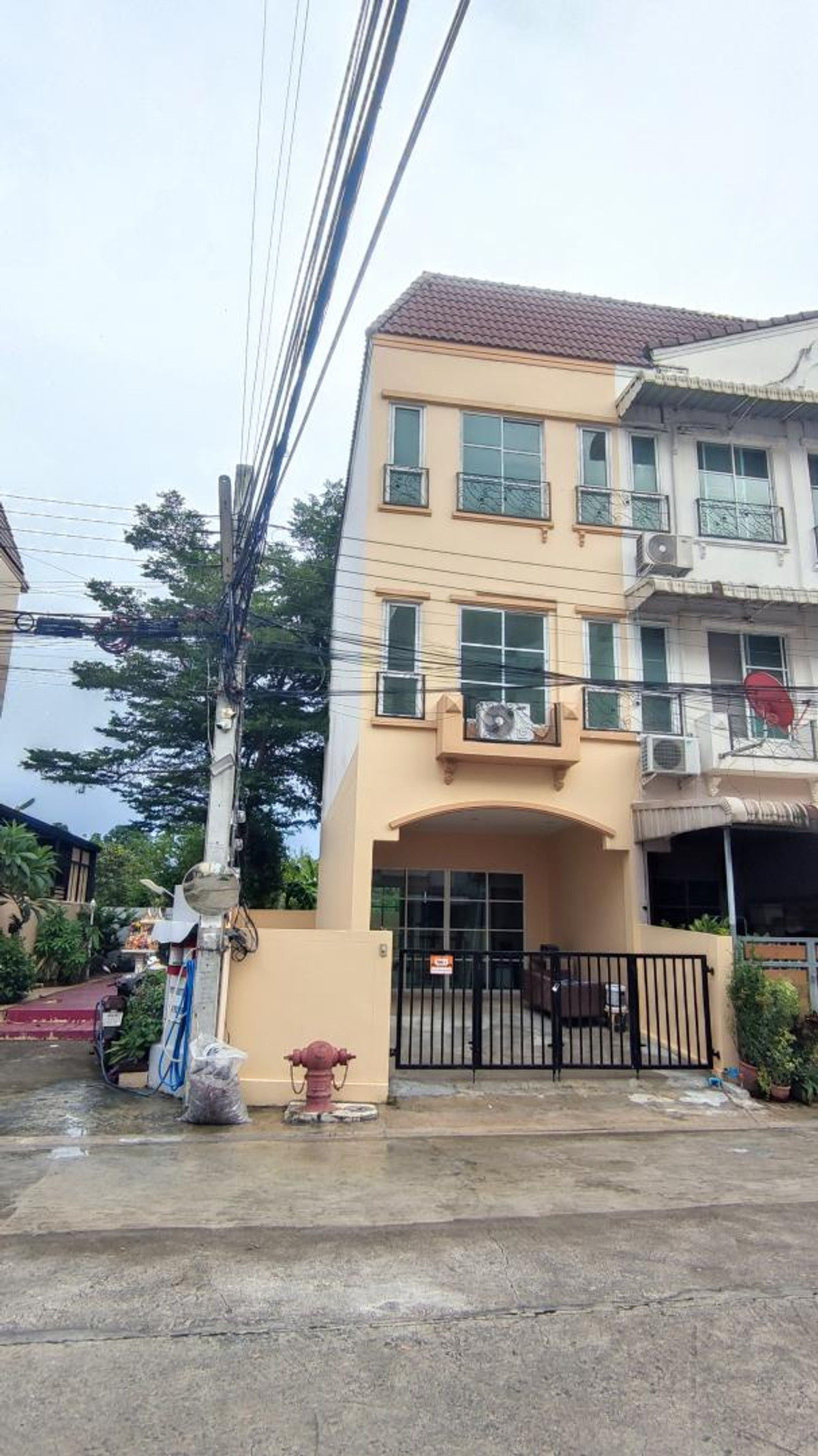 ( selling directly) Modern Town Ekachai 46 corner townhome for sale, 24.8 sq.wa., 3 bedrooms, 3 bathrooms, 4 air conditioners, with side yard space. Newly renovated house. ( will cover transfer fees). ( selling directly) Modern Town Ekachai 46 corner townhome for sale, 24.8 sq.wa., 3 bedrooms, 3 bathrooms, 4 air conditioners, with side yard space. Newly renovated house. ( will cover transfer fees).